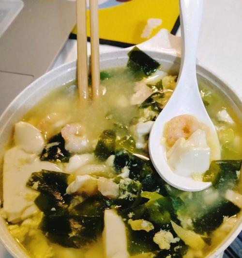用虾仁和豆腐做的美味汉堡（一道营养丰富又美味的素食汉堡）