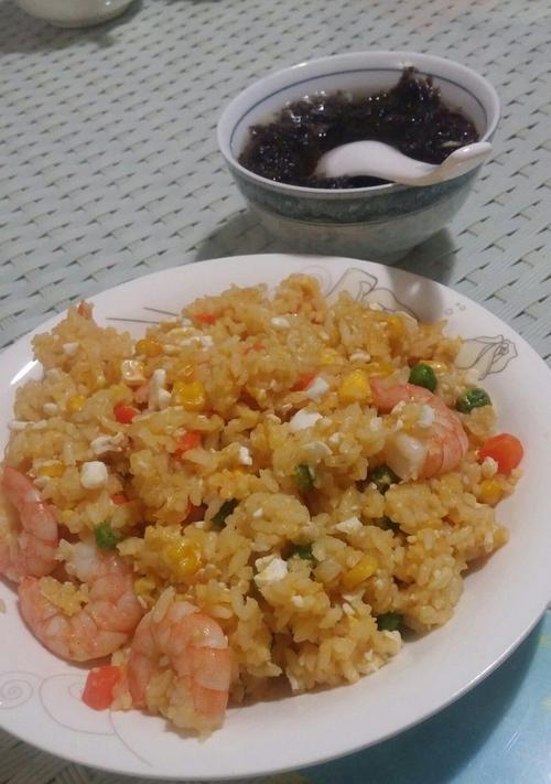 学做以什锦虾仁蛋炒饭（快乐享受美食体验）