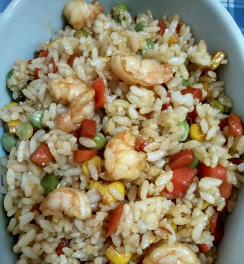 学做以什锦虾仁蛋炒饭（快乐享受美食体验）