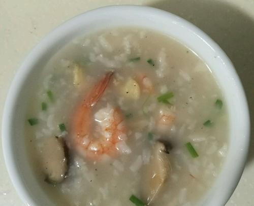 美味可口的虾仁大米粥（家庭健康营养必备）