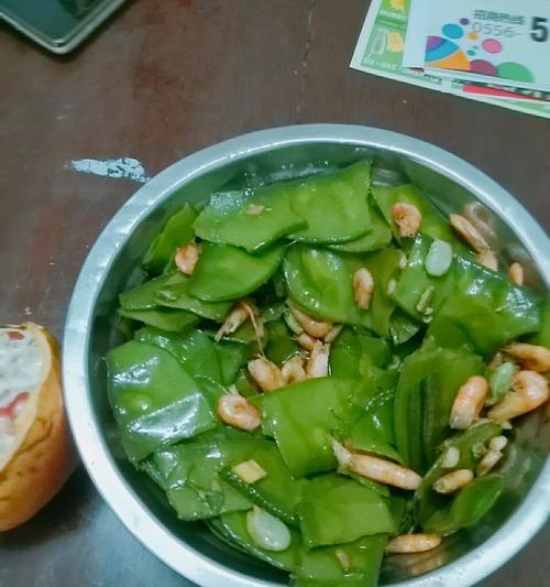如何制作美味虾仁炒甜豆（家庭美食）