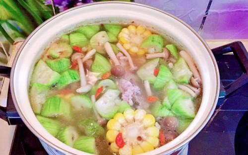 轻松做出美味虾球丝瓜汤（简单易学）