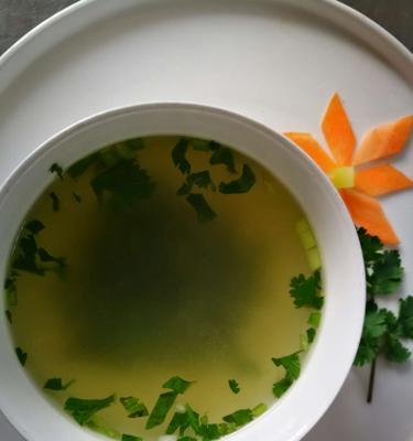 手把手教你做虾皮紫菜汤（美味又健康的家常汤菜）