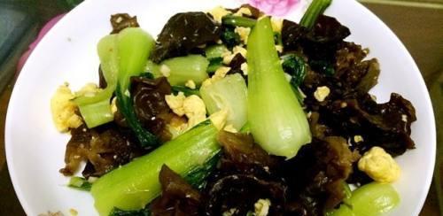 美味又健康的虾皮木耳炒鸡蛋（做法简单）