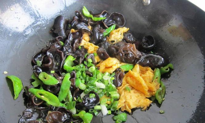 美味又健康的虾皮木耳炒鸡蛋（做法简单）