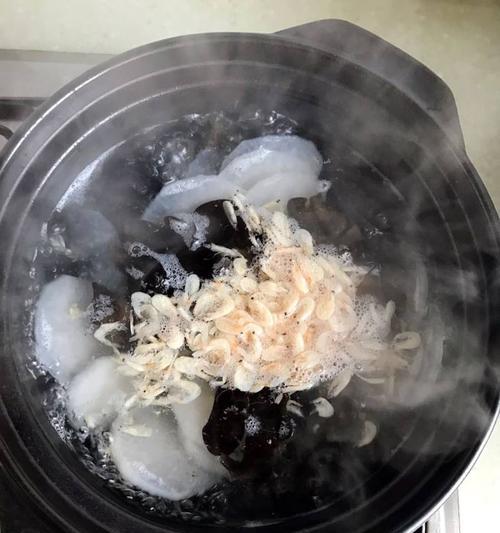 虾皮萝卜汤的做法：家常美味解暑