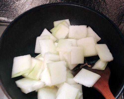 虾皮炖冬瓜，营养美味的清淡菜肴（以虾皮为调味）