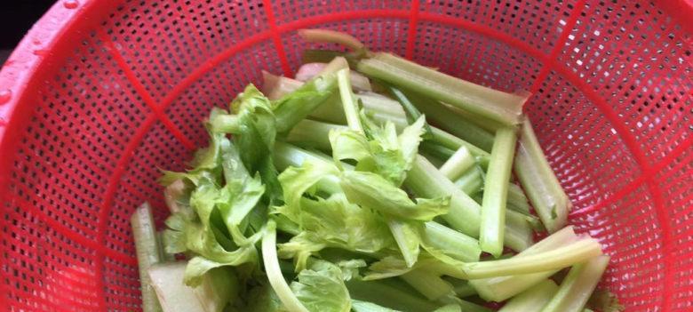 清爽健康虾皮醋拌芹菜（一道简单易做的清淡减脂佳肴）