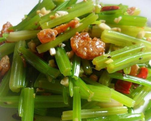 清爽健康虾皮醋拌芹菜（一道简单易做的清淡减脂佳肴）