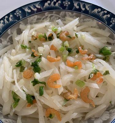 虾皮炒萝卜丝，轻松上桌的健康佳肴（营养丰富、味道浓郁的家常美食）