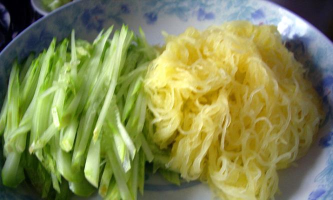 清爽美味，虾皮拌黄瓜的制作秘诀（教你如何制作口感鲜美的虾皮拌黄瓜）