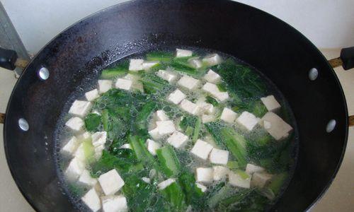 如何制作美味的虾皮白菜汤（家常菜谱）