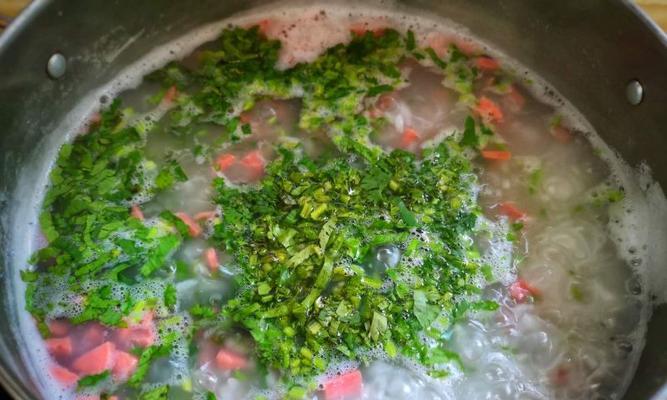 学会如何制作美味的虾米猪肉菜粥（做法详解）