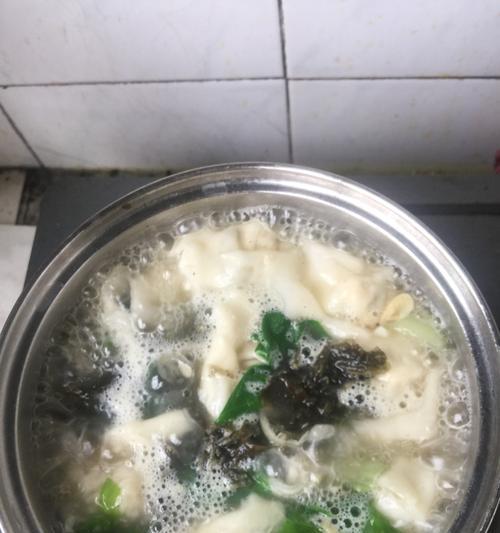 以虾米汤馄饨为主题的制作方法（传统美食的制作与享用）