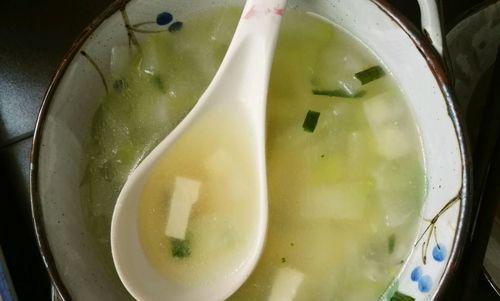 虾米冬瓜西红柿汤的做法（一碗清热解暑的美味佳肴）