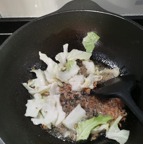 虾米炒卷心菜，健康又美味（让你的餐桌更加丰富）
