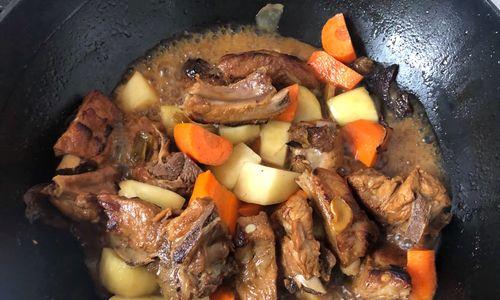 炖出美味的排骨土豆西红柿汤（以西红柿炖排骨土豆版）