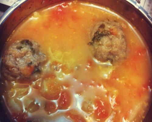 美味可口的以西红柿豆腐肉丸汤（健康营养的家常料理）