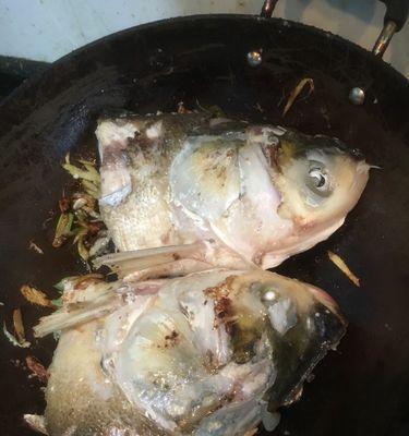美味可口的以西红柿豆腐煎煮鱼（一道口感丰富）