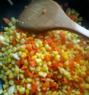 家常美食——西红柿炒玉米（鲜美可口的秋季菜肴）
