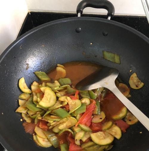 健康美味，西红柿炒西葫芦做法大揭秘（家常美食）