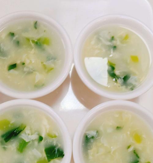 家常疙瘩汤的制作方法（用新鲜西红柿和白菜来制作美味健康的疙瘩汤）