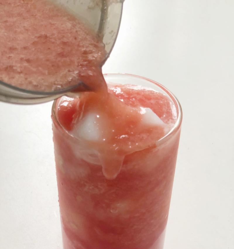 以西瓜椰汁露为主角的夏日清凉饮品（冰爽口感）