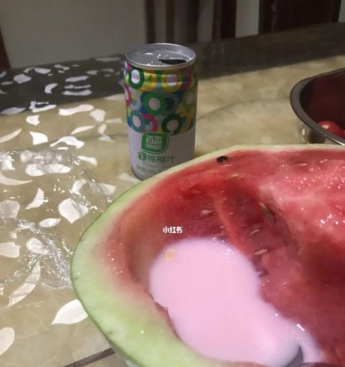 以西瓜椰汁露为主角的夏日清凉饮品（冰爽口感）