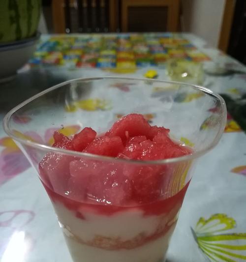 轻松制作美味清凉的西瓜酸奶（简单易学）
