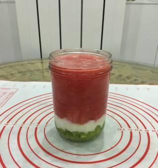 清爽西瓜酸奶杯（用新鲜西瓜打造的美味健康饮品）