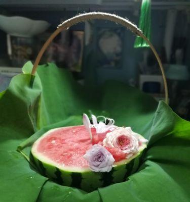 如何制作精美的西瓜水果篮（做一份令人惊叹的水果篮送给亲朋好友）