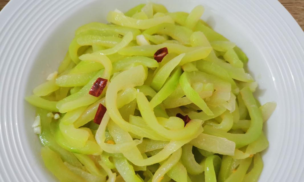 清凉美味以西瓜皮炒肉（夏日必尝的特色菜西瓜皮）