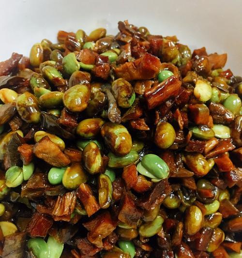 以西瓜皮炒毛豆，健康美味的夏日小菜（清凉爽口、营养丰富的夏日小菜）