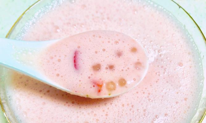 享受清凉夏日，自制西瓜草莓酸奶西米露（激活味蕾的冰凉夏日饮品）