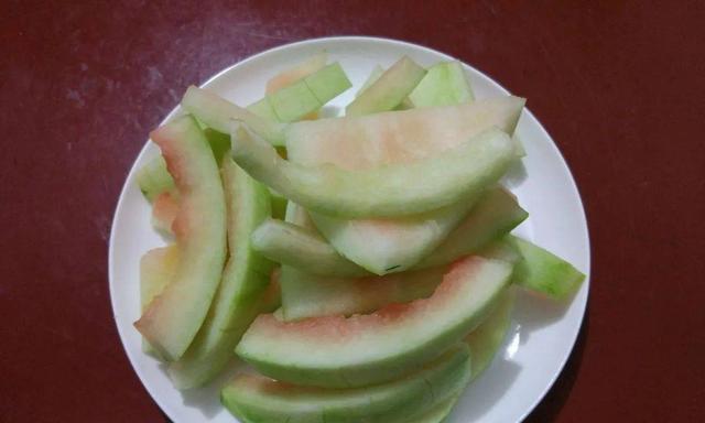 如何制作美味可口的以西瓜包（以西瓜包的制作步骤及小技巧）