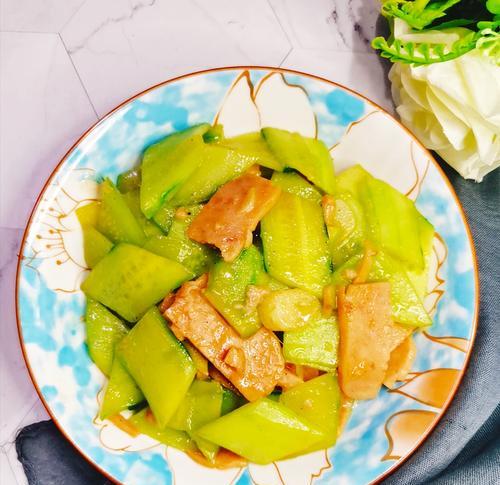 美味午餐肠的制作方法（掌握制作技巧）