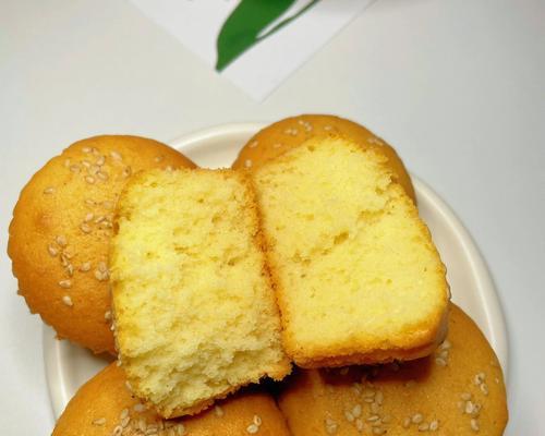 微波蜂蜜小蛋糕的制作方法（快速简便的甜品制作方法）