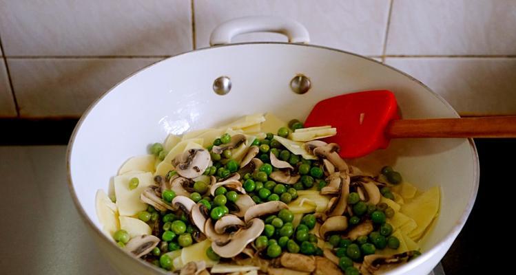 美味健康的碗豆鸡肉饭（简单易学的家常菜谱）