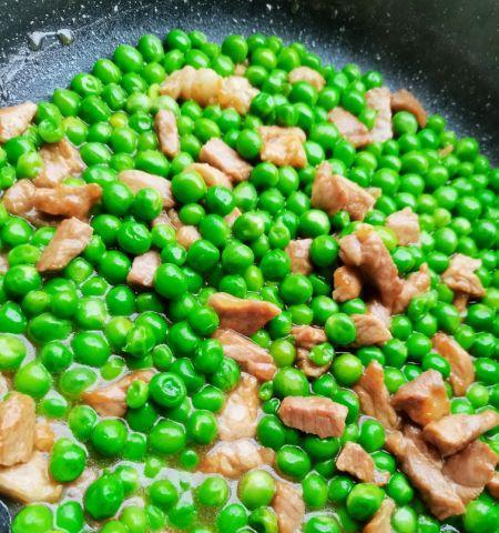 美食推荐——豌豆米炒肉丁（美味简单易学）