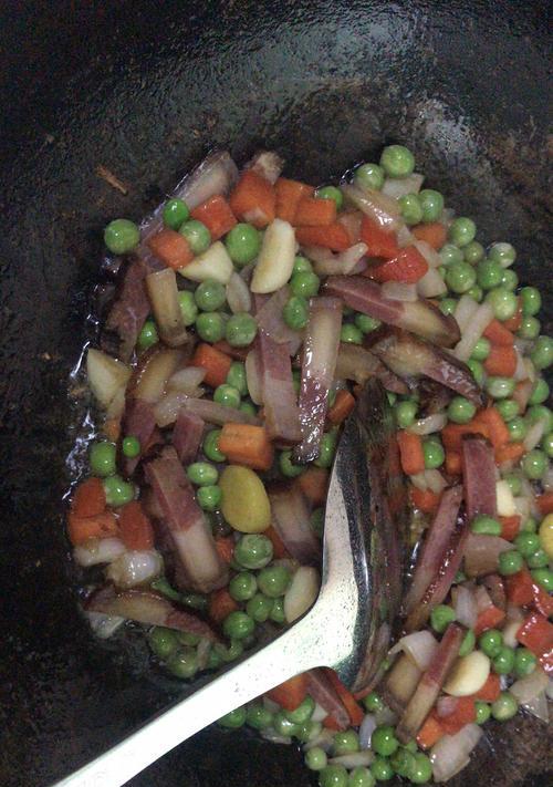 一道经典菜谱——豌豆角炒腊肉（传统美味的家常菜）