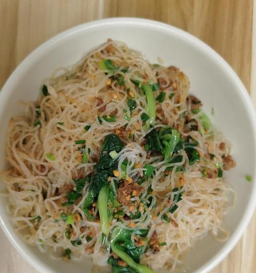 美味营养的豌豆酱肉丁米粉（探秘豌豆酱的制作方法）