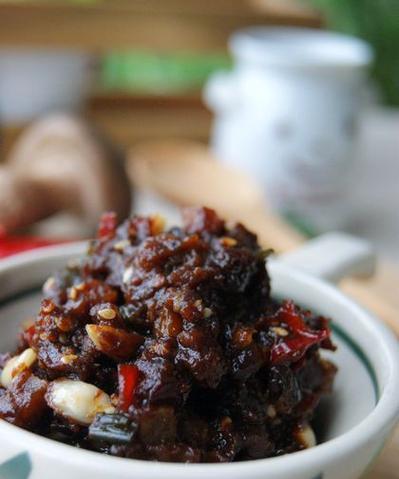 如何制作豌豆尖香菇酱拌面