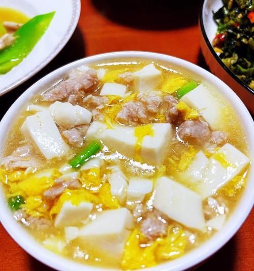 如何用豌豆荚和鸡蛋做出美味汤（一碗温暖舒适的家常汤）