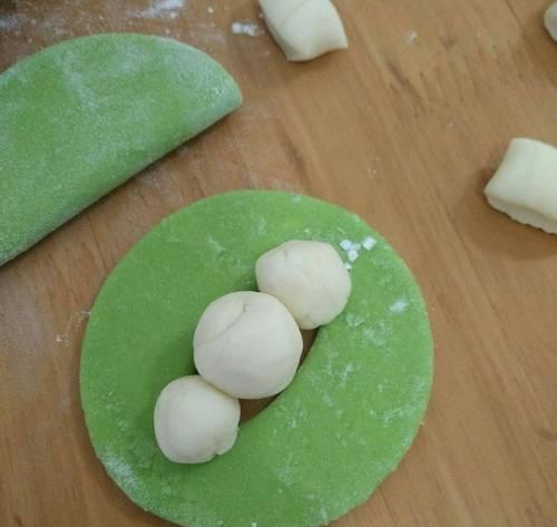 美味豌豆夹馒头的制作方法（家庭厨房轻松制作）