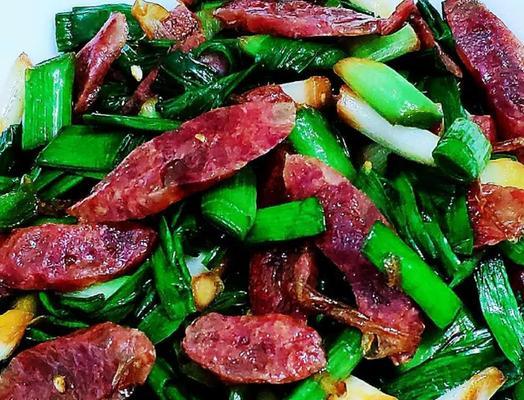 豌豆夹炒香肠的做法（美味又简单的家常菜）