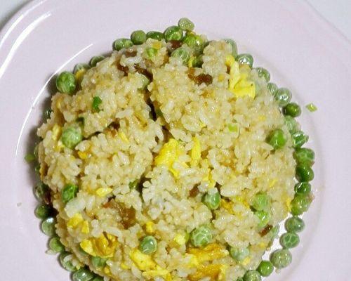 爱上美食，尝试豌豆鸡蛋炒饭的美味滋味（学习豌豆鸡蛋炒饭的制作步骤）