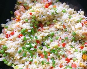 爱上美食，尝试豌豆鸡蛋炒饭的美味滋味（学习豌豆鸡蛋炒饭的制作步骤）