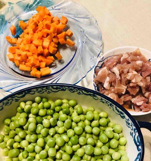 豌豆爆肉丁的家常做法（口感鲜嫩）