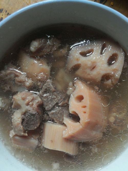 瓦罐莲藕大骨汤的健康之道（传统美食再现）