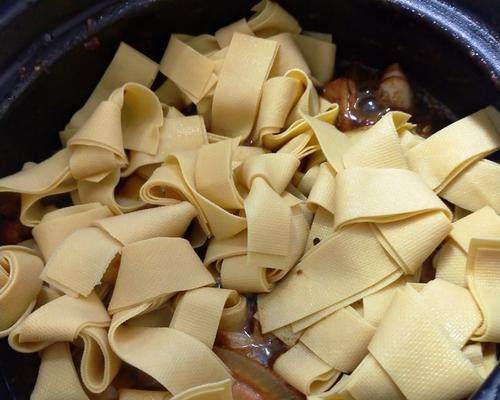 一道美味营养的家常菜——娃娃菜五花肉炖干豆腐（做法简单）